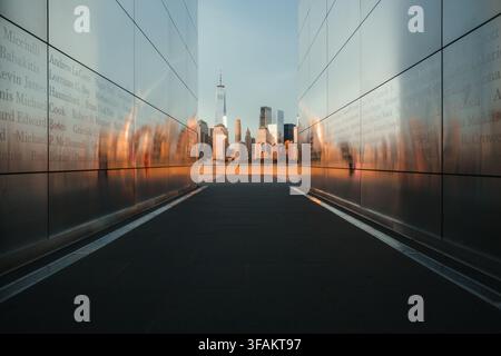 Mémorial Empty Sky avec la skyline de Manhattan en arrière-plan Banque D'Images