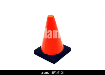 Cone de signalisation isolé sur fond blanc Banque D'Images