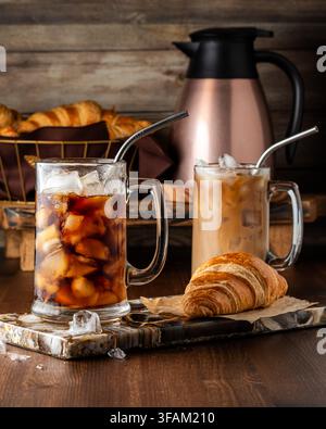 Verres de café glacé fraîchement préparé servis avec des croissants au beurre. Banque D'Images