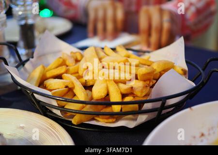 Panier de frites sur une table dans un restaurant Banque D'Images