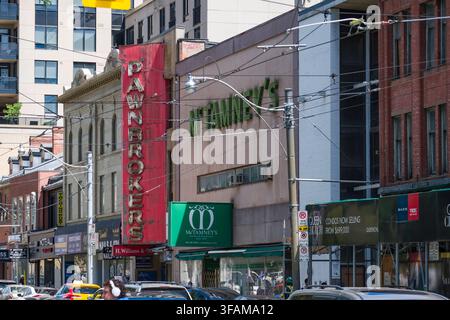 Découvrez l'énergie vibrante de Queen Street West à Toronto, Ontario. Cette rue animée présente un mélange diversifié de bâtiments historiques en briques le long Banque D'Images