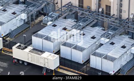 Générateurs industriels et unités de climatisation fournissant de l'électricité à un centre de données ou à un bâtiment commercial Banque D'Images
