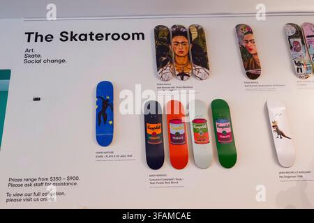 Explorez ‚The Skateroom‘ dans la boutique du Royal Ontario Museum à Toronto, Canada. Cette exposition unique met en valeur des skateboards conçus de manière artistique Banque D'Images