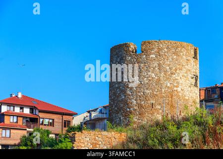 Ruines antiques de vieux moulin à vent dans la vieille ville de Nessebar, Bulgarie Banque D'Images