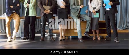 Réunion d'équipe d'affaires dans un bureau moderne, collaboration d'un groupe anonyme près d'une table Banque D'Images