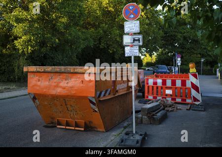 Panneau de signalisation d'arrêt, chantier de construction, génie civil, renouvellement du gaz, renouvellement de l'eau, tuyaux d'eau, approvisionnement en eau, tuyaux de gaz, gazoduc, résidentiel a Banque D'Images