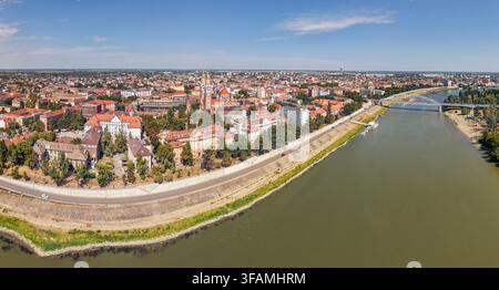 Vue panoramique aérienne du centre-ville de Szeged, de la rivière Tisza et de l'église votive, Hongrie Banque D'Images