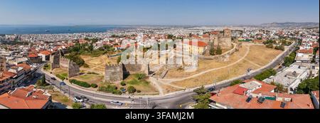 Vue panoramique aérienne de la forteresse d'Heptapyrgion, des murs de l'Acropole et du golfe Thermaïque à Thessalonique, en Grèce Banque D'Images