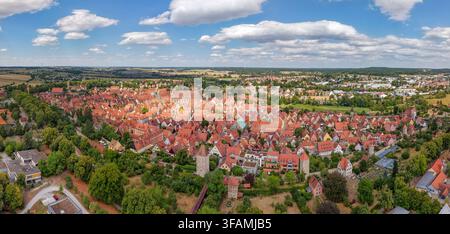 Vue panoramique aérienne de la ville médiévale de Dinkelsbühl avec ses remparts et la cathédrale Saint-Georges, Bavière, Allemagne Banque D'Images