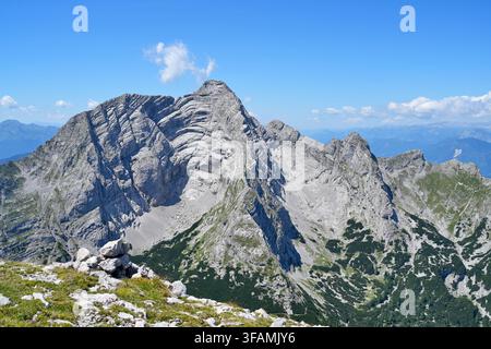Sommet des montagnes Rocheuses Hochtor s'élevant sous un ciel bleu en été. Parc national Gesäuse, Styrie, Autriche Banque D'Images