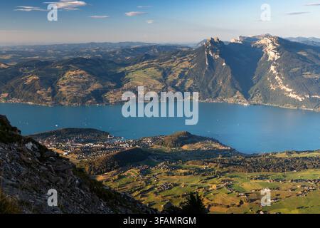 Un paysage étendu du lac de Thoune et des Alpes bernoises dans l’Oberland bernois, en Suisse. L’image capture des vallées luxuriantes, des villages dispersés et le Banque D'Images