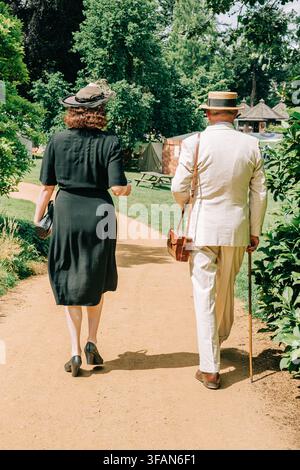 Couple en costumes d'époque des années 1940 lors d'une reconstitution de la Seconde Guerre mondiale au château de Hever, Kent, Angleterre. Banque D'Images