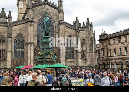 Cathédrale St Giles et la statue de Walter Montagu Douglas Scott, le 5e duc de Buccleuch, située à Parliament Square Royal Mile, Édimbourg Banque D'Images