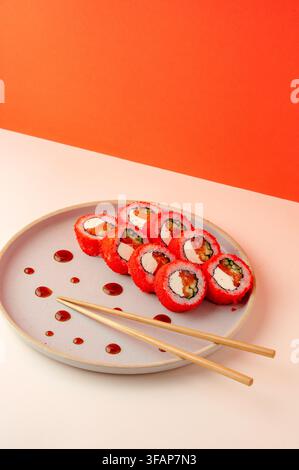 Assiette de rouleaux de sushi frais avec tobiko et sauce soja Banque D'Images