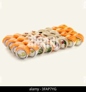 Grand ensemble de sushi coloré sur un fond uni Banque D'Images