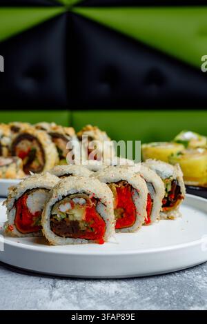 Délicieux roll de sushi avec tobiko et tempura de crevettes Banque D'Images