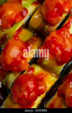 Close-up de rouleaux de sushi épicés aux crevettes et à l'avocat Banque D'Images