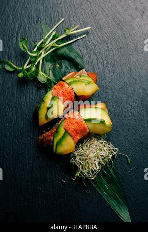 Rouleaux de sushi à l'avocat artistiquement présentés avec micro-pousses Banque D'Images