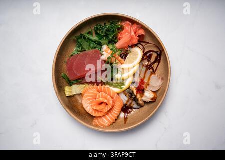 Vue de dessus d'un magnifique plateau de sashimi Banque D'Images