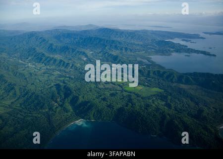 Vue aérienne étendue de montagnes côtières verdoyantes Banque D'Images