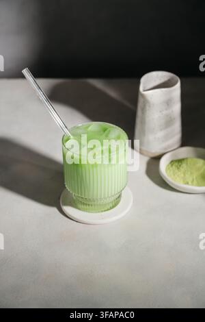 Latte glacé au thé vert matcha d'un vert vif Banque D'Images