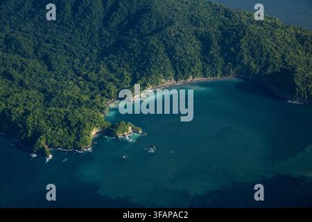 Côte insulaire tropicale luxuriante et verte vue du dessus Banque D'Images