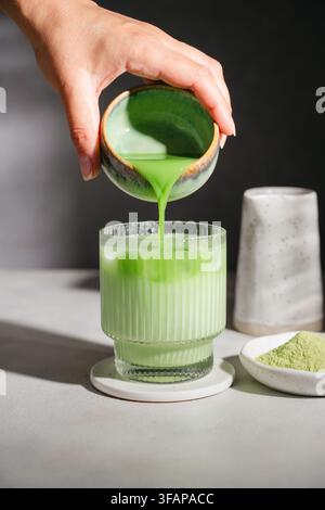 Préparation de latte glacé au thé vert matcha Banque D'Images