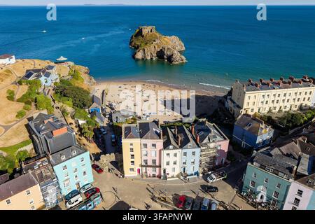 Maisons pastel au-dessus de Castle Beach et de l'île Sainte-Catherine à Tenby, au Pays de Galles, surplombant la mer turquoise et l'île fortifiée des marées vue du dessus Banque D'Images