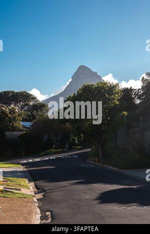 Montagne de Lions Head vue depuis une rue résidentielle du Cap Banque D'Images