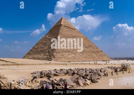 Giza, Le Caire, Égypte - 19 mars 2026 : La grande pyramide de Khéphren à Giza, dominant le paysage désertique. Exploration de la civilisation égyptienne antique, histoire Banque D'Images