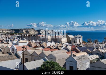 Le cimetière marin (Cimetière Marin ou Cimetière Saint-François) sur une falaise à Bonifacio, à l'extrémité sud de la Corse Banque D'Images