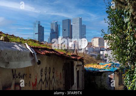 Des gratte-ciel modernes s'élèvent au-dessus des vieux quartiers dans une scène urbaine vibrante d'architecture contrastée à Istanbul, en Turquie Banque D'Images