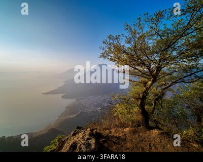 Vue depuis Rostro Maya ou Indian Nose sur le lac Atitlan et San Juan la Laguna vers le volcan San Pedro au lever du soleil, département de Solola, Guatemala Banque D'Images