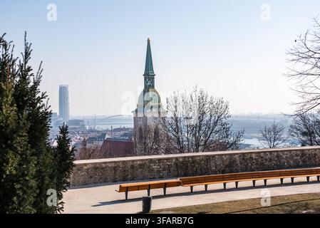 Vue depuis un banc du parc près de la cathédrale Saint-Martin avec une ligne d'horizon moderne et le Danube en arrière-plan à Bratislava, Slovaquie Banque D'Images