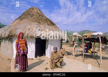 Maison traditionnelle dans la région de Banni avec des villageois locaux pendant la lumière de l'après-midi dans le district de Kutch, Gujarat, Inde Banque D'Images