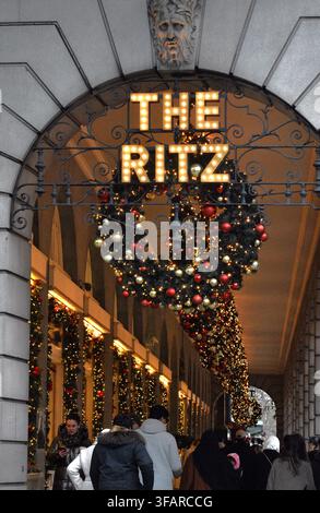 Décorations de Noël dans la colonnade du London Ritz Banque D'Images