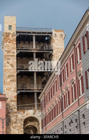La Torre di San Pancrazio à Cagliari est une tour défensive médiévale en calcaire clair, construite par les Pisans en 1305. Banque D'Images