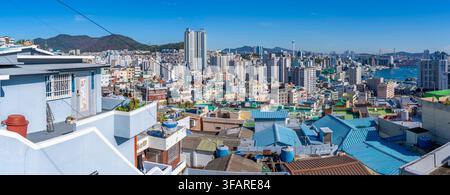 Vue sur le paysage urbain et les toits et maisons colorés du quartier de Nambumin-dong par une journée ensoleillée, Seo-gu, Busan, Corée du Sud Banque D'Images