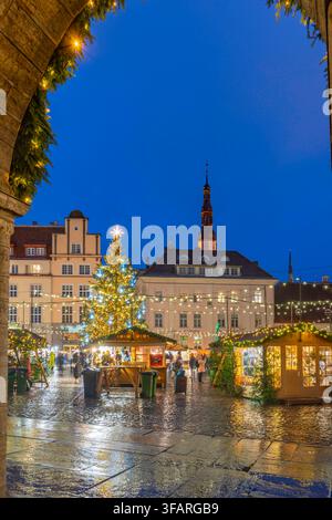 Vue du Marché de Noël sur la place de la vieille ville (Raekoja Plats - Julemarked) au crépuscule, Tallinn, Estonie Banque D'Images