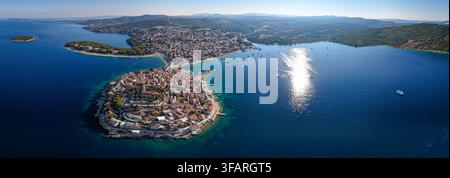 Vue panoramique aérienne ultra large de la péninsule de la vieille ville de Primosten, des baies turquoise et de la côte dalmate en Croatie Banque D'Images