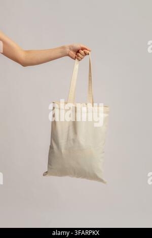Gros plan sur un fourre-tout en toile écologique vierge pour le transport des mains des femmes Sac Banque D'Images