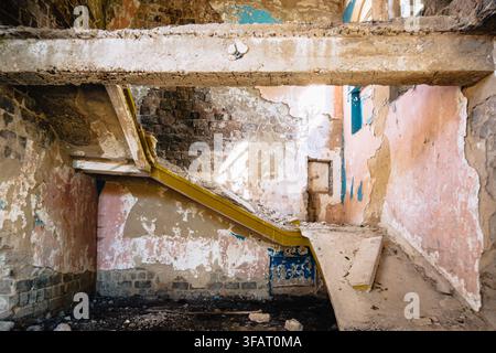 Escalier en béton effondré à l'intérieur de l'ancien Palais des Jeunes Pionniers en ruines à Tchiatura, Géorgie. Banque D'Images