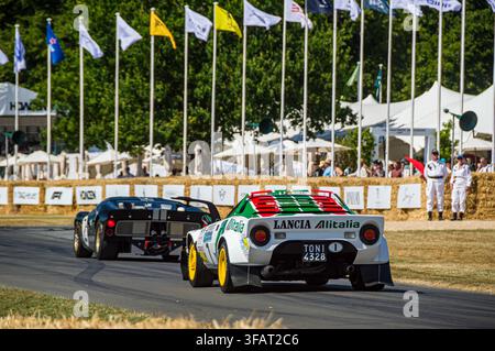 Ford GT40 vainqueur des 24 Heures du Mans de 1966 suivi d'une voiture de rallye Lancia Stratos au Festival of Speed de Goodwood en 2026 Banque D'Images