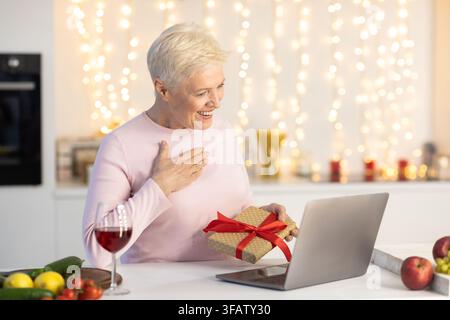 Femme âgée ayant un appel vidéo à Noël à la maison Banque D'Images