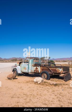 Pick-up rouillé vintage garé à Solitaire, Namibie Banque D'Images
