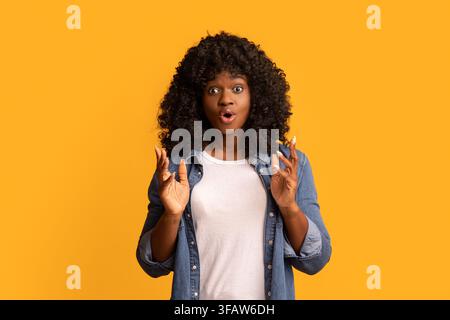 Une femme afro-américaine stupéfait de lever la main Banque D'Images