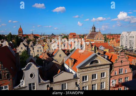 Vue panoramique de la vieille ville historique de Gdansk avec des maisons colorées, des toits couverts de tuiles rouges et un ciel bleu d'été en Pologne. Banque D'Images