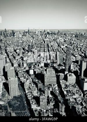 Ciel urbain en noir et blanc de Midtown (New York, New York) Banque D'Images