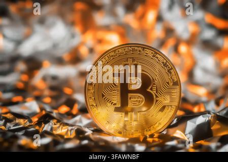 Pièce de cryptomonnaie Bitcoin posée sur un fond de feuille dorée réfléchissante, symbolisant le luxe, la richesse et le succès. Banque D'Images