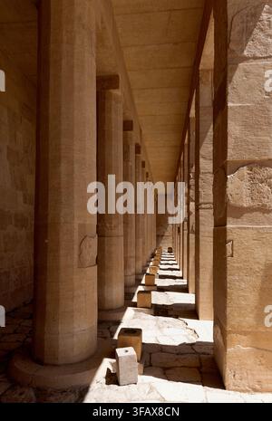 Colonnade dans le temple funéraire de Hatchepsout en Égypte Banque D'Images